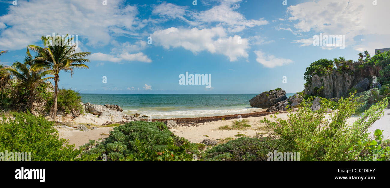 Vista panoramica di una spiaggia tropicale a Tulum sito archeologico, Quintana Roo, Messico. Foto Stock