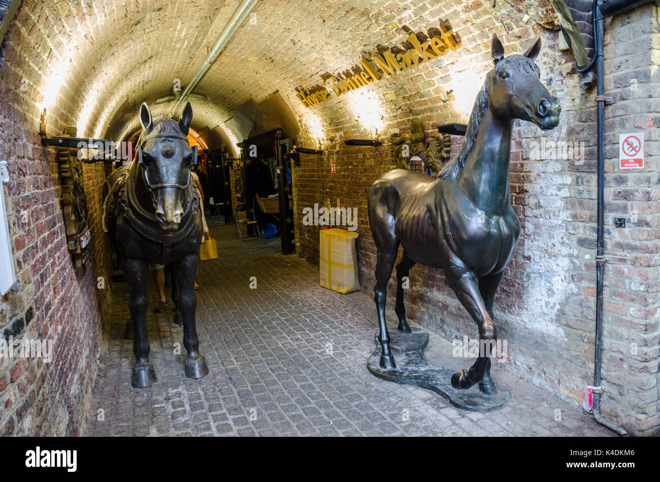 Sculture in bronzo di cavalli nelle scuderie mercato che è parte del mercato di Camden in Camden Town, Londra. Foto Stock