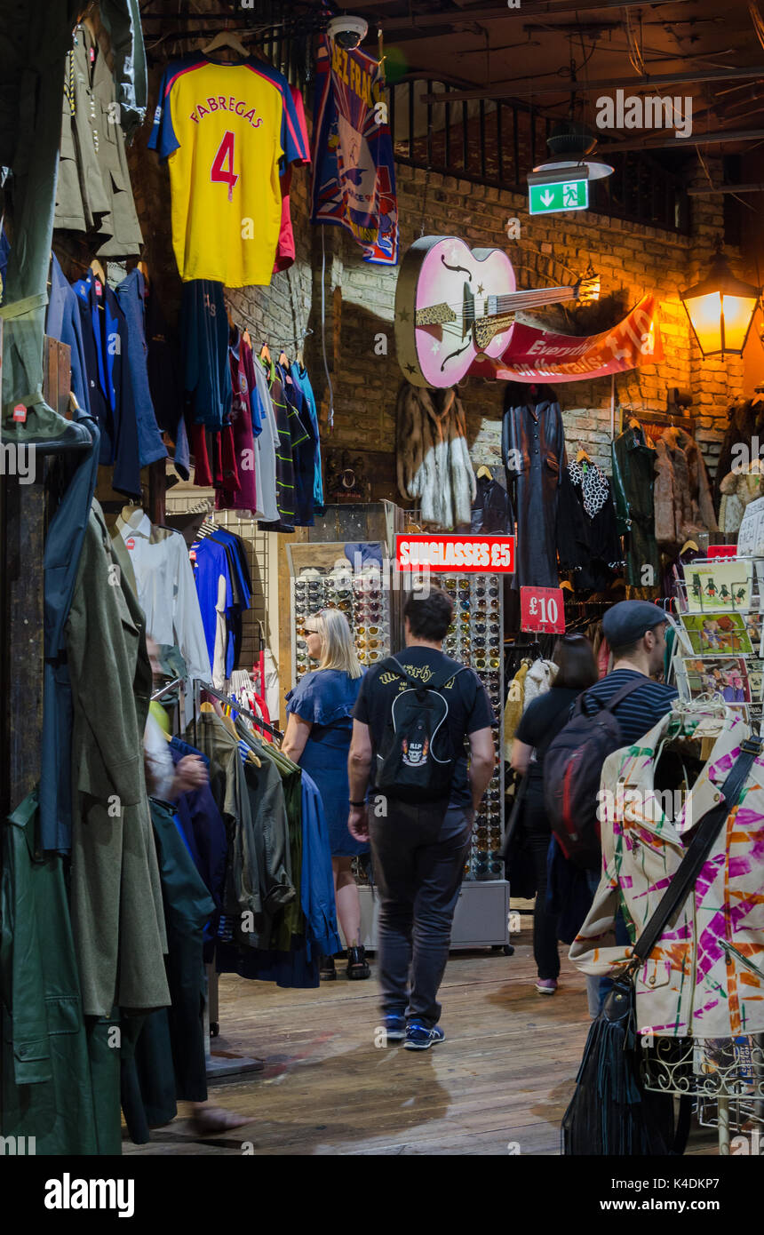 All'interno del tunnel di cavallo di mercato che è parte del mercato di Camden in Camden Town, Londra. Foto Stock