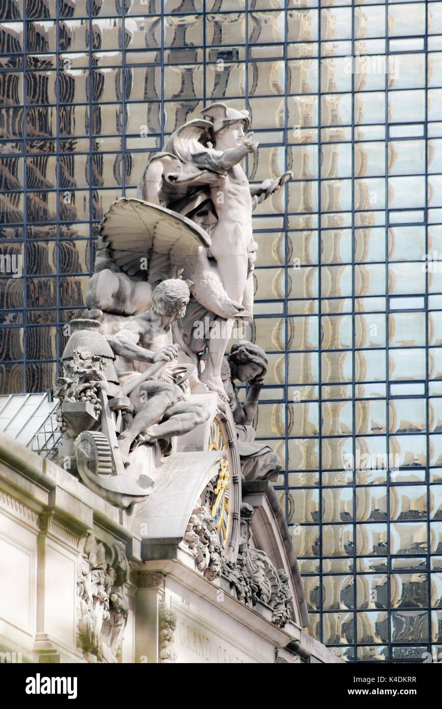 New York, Stati Uniti d'America - 27 Settembre 2016: Grand Central Station scultura su 42nd street. Scolpito da Jules Alexis Coulan di Parigi (1914), il mercurio è flanke Foto Stock