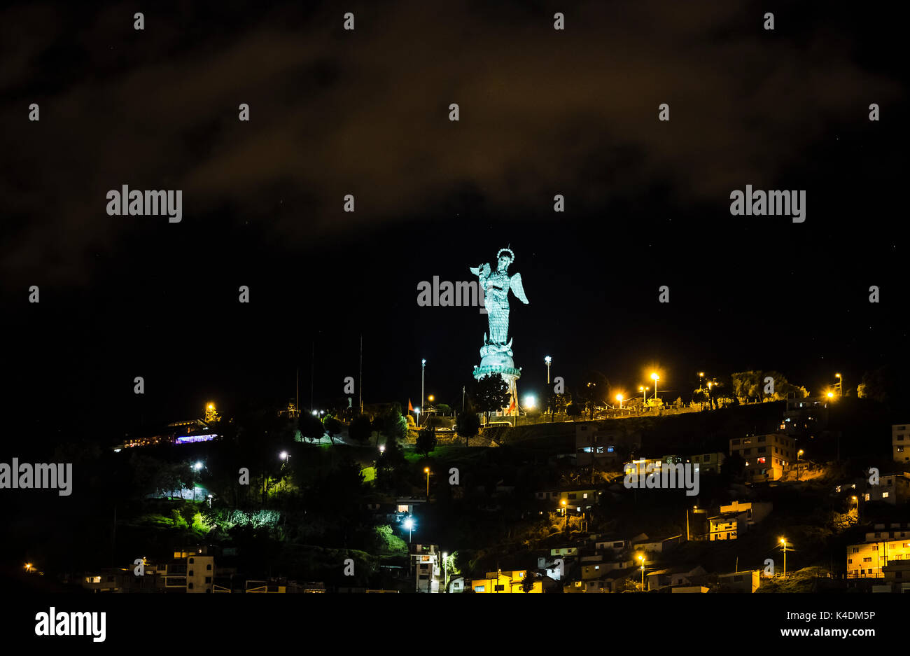 Vergine di Quito Madonna statua in pannelli di alluminio su El Panecillo Hill illuminata di notte, Quito, capitale dell'Ecuador, Sud America Foto Stock