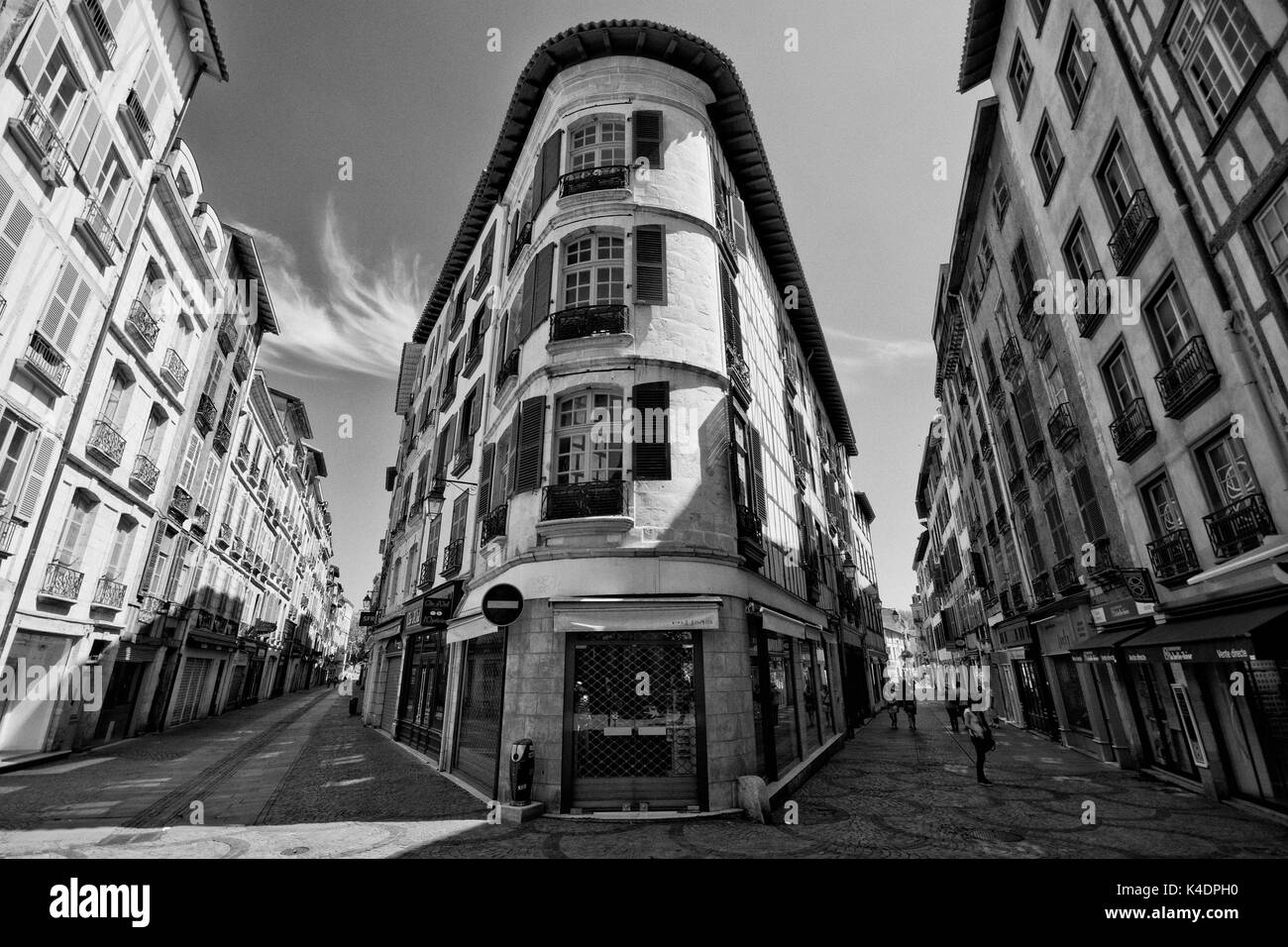 Vecchio edificio con un angolo tondo separando rue victor Hugo da rue port de castets (bayonne, Francia). Foto Stock