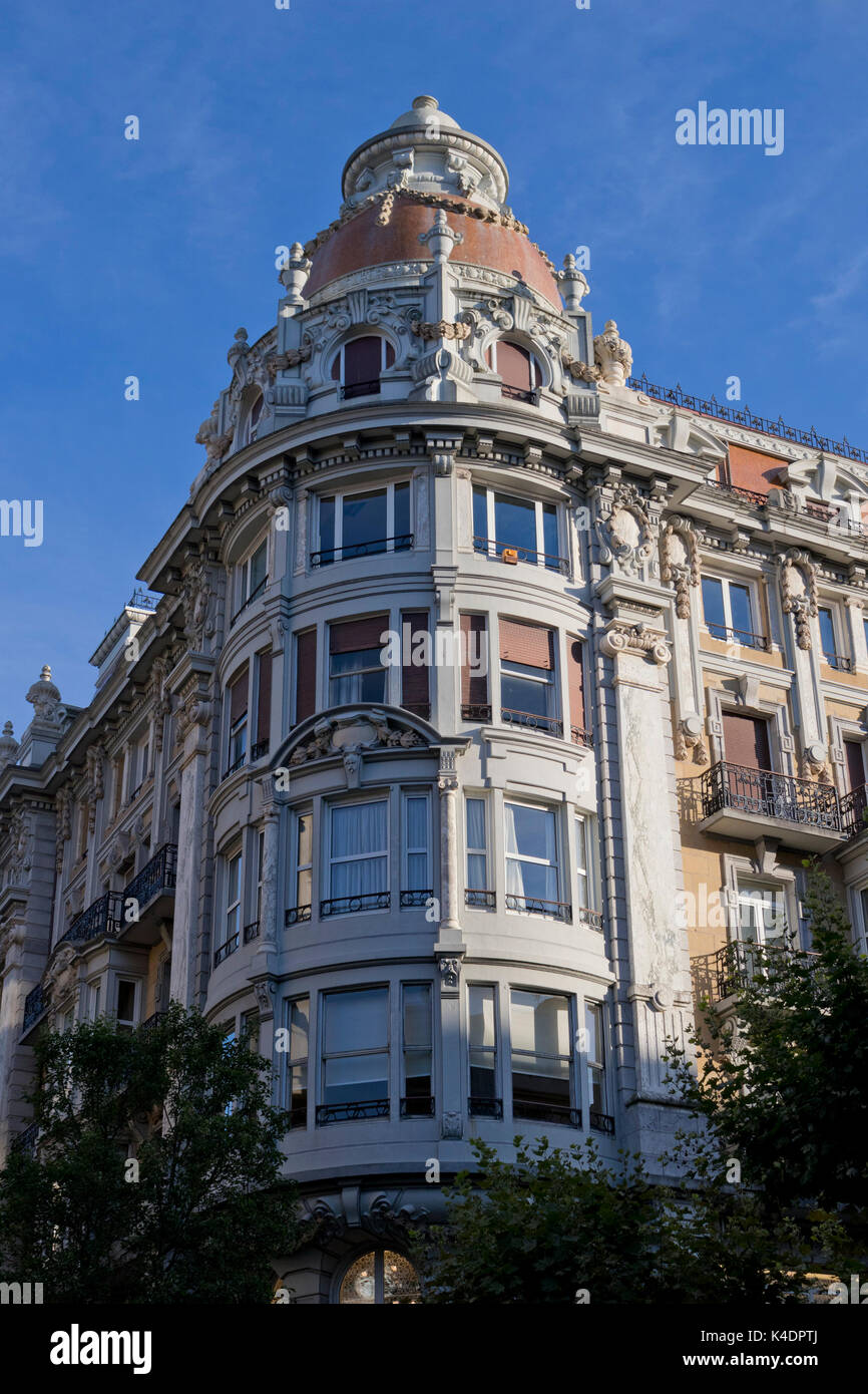 Angolo arrotondato edificio con architettura classica (donostia, Guipuzcoa). Foto Stock