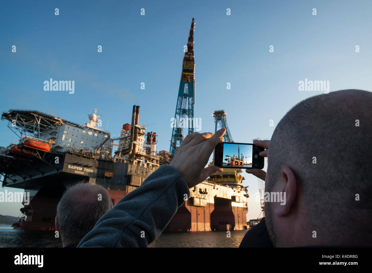 La Saipem s7000 che è fotografata da un uomo con il suo telefono cellulare. credito lee ramsden / alamy Foto Stock