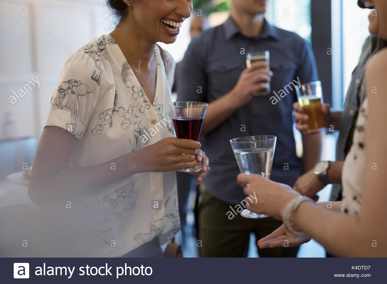 Gli amici di parlare e di bere vino, socializzare in bar Foto Stock