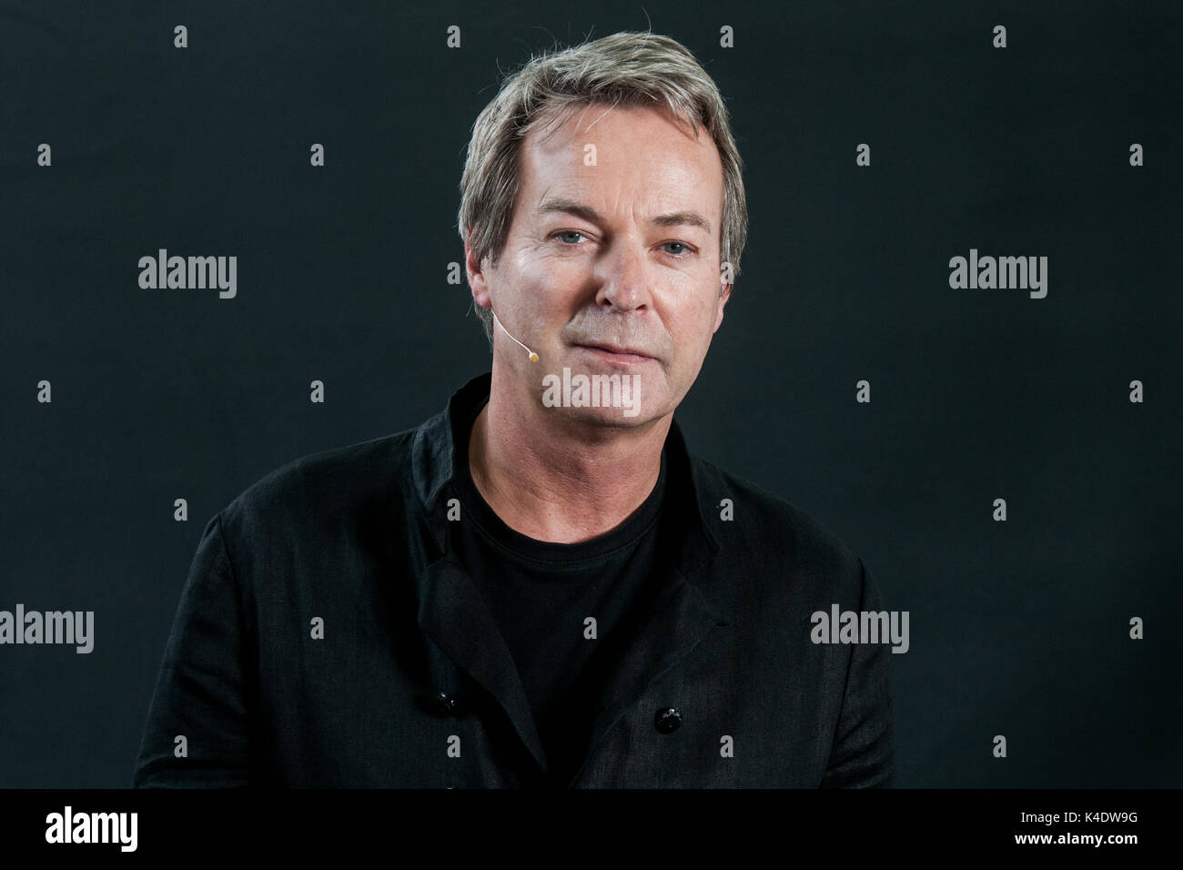 Comico inglese e romanziere Julian Clary assiste un photocall durante l'Edinburgh International Book Festival il 12 agosto 2017 a Edimburgo, Scotl Foto Stock