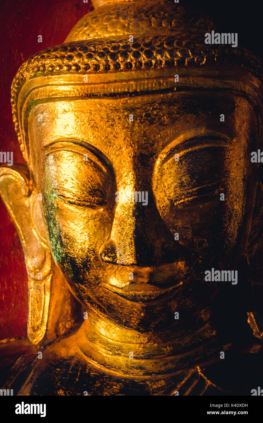 Una delle molte sculture del Buddha troverete quando si è in viaggio attraverso il bel paese di Myanmar, formalmente sa come la Birmania. Foto Stock