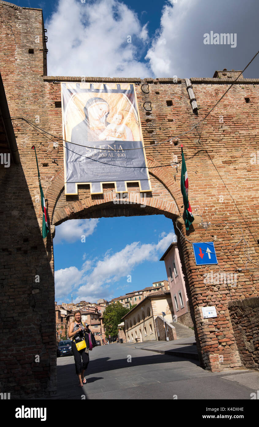 In fondo la ripida salita per il centro della città di Siena Toscana Italia Europa UE Foto Stock