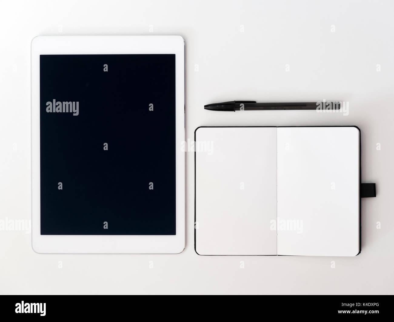 Tavoletta con penna e onpen blank sketchbook vista superiore Foto Stock