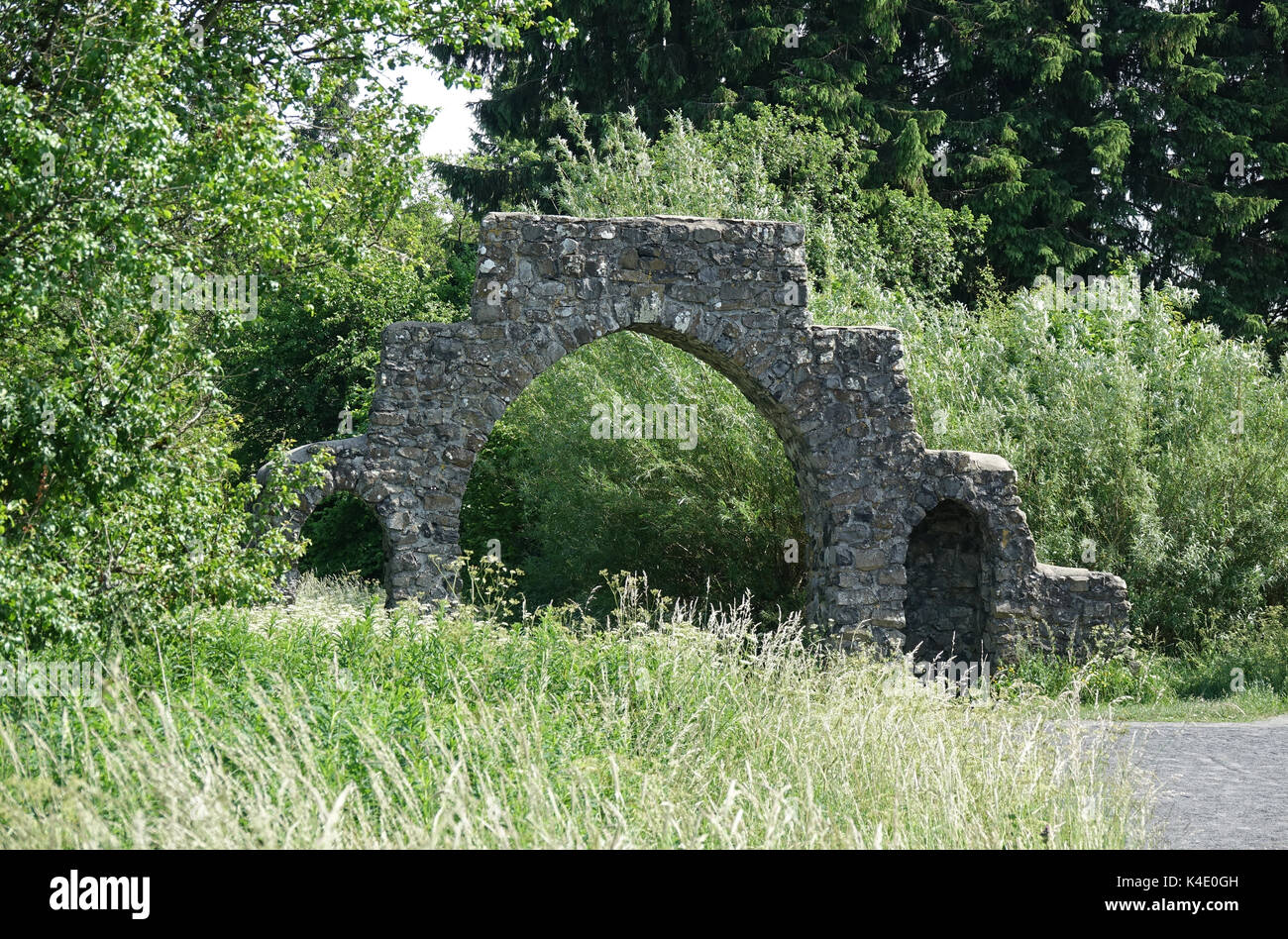 La Porta di Pietra dell'ex campo di lavoro dalla seconda Worldwar al Black Moor, Rhoen Foto Stock