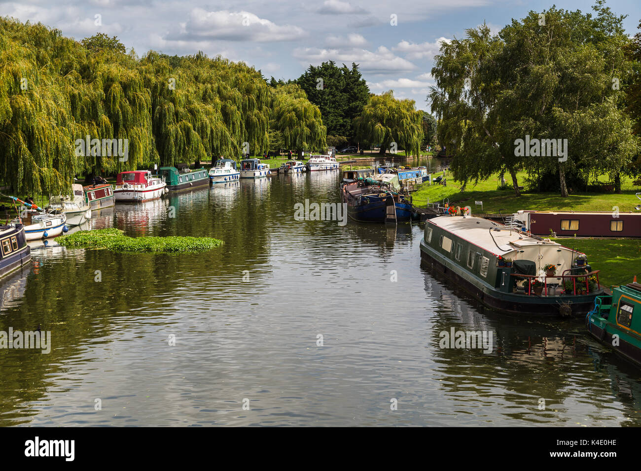 Barche di diversi tipi e dimensioni linea le sponde del Fiume Great Ouse a Ely durante l'estate. Foto Stock