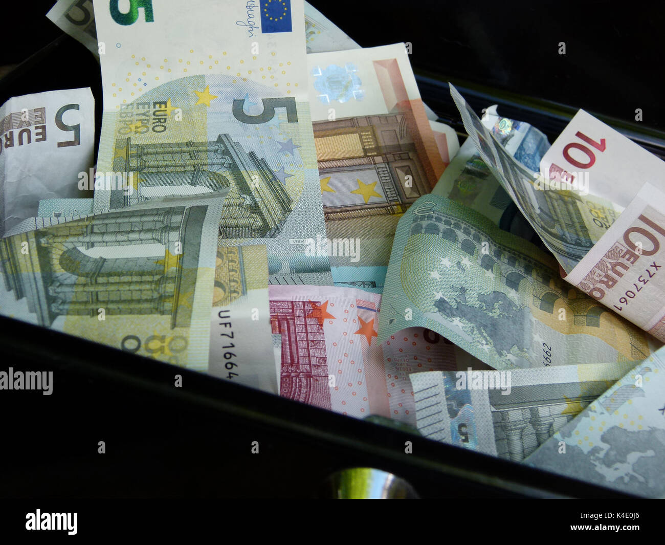 Simbolo per denaro nero. Banconote in euro in una cassa Foto Stock