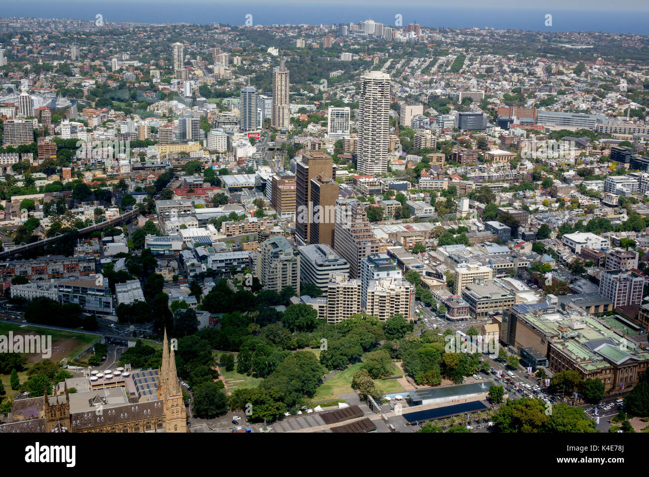 Veduta aerea dalla Torre di Sydney guardando verso l'area di Kings Cross di Sydney il cartello Giant Kings Cross Coca-Cola visibile novembre 2016 Foto Stock