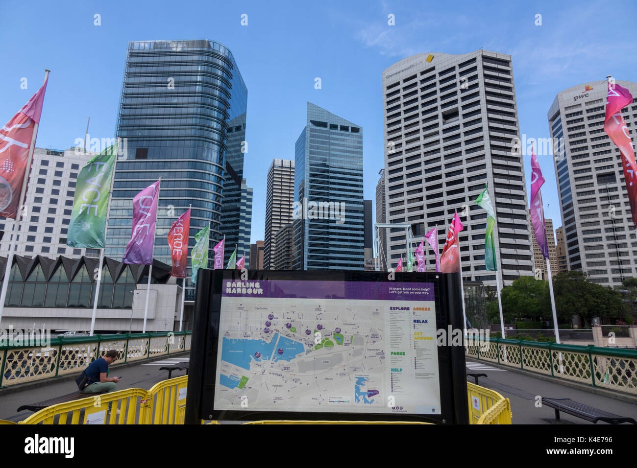 Darling Harbour Mappa Pubblica sul Pyrmont ponte girevole Sydney Australia con il Central Business District grattacielo skyline della città Foto Stock