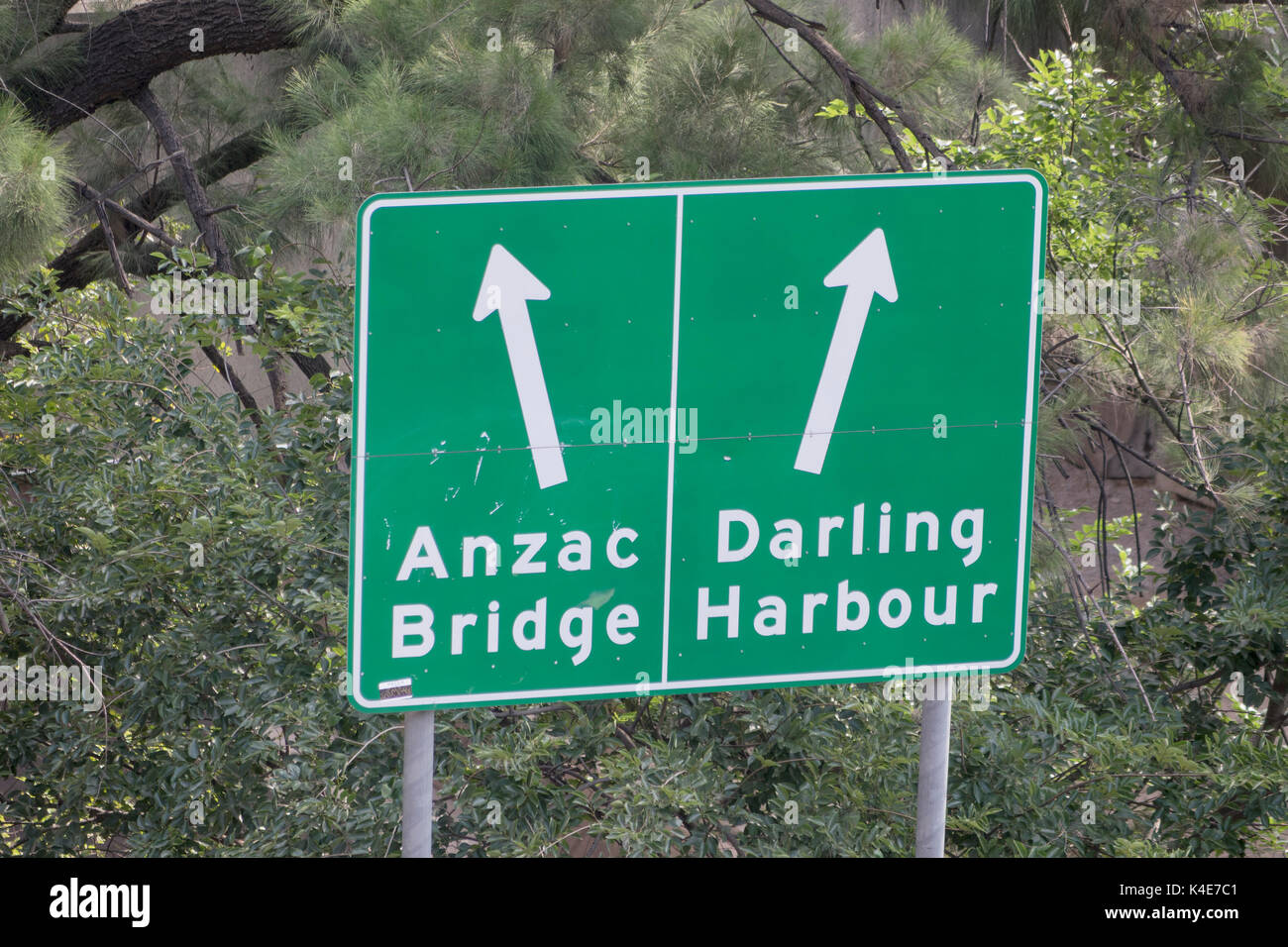Autostrada verde il Traffico Stradale Segnaletica nel centro di Sydney Australia di Anzac Bridge e il Porto di Darling freccia indicazioni autostrada Foto Stock