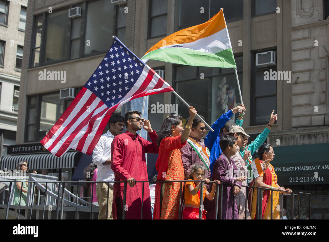 Indiani in NY City venuto fuori per l'annuale Indian Independence Day Parade su Madison Avenue a Manhattan. Foto Stock