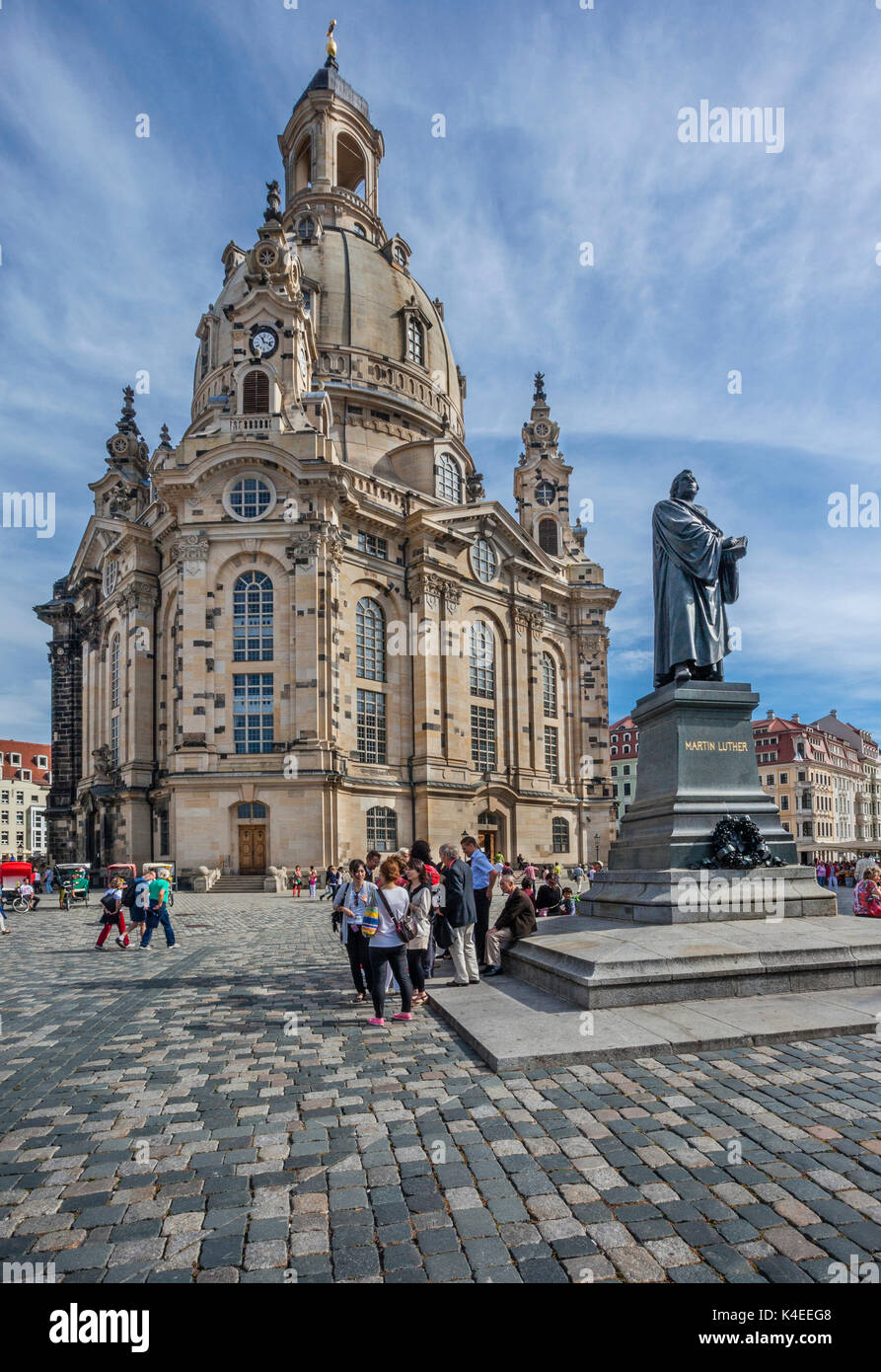 In Germania, in Sassonia, Dresda, piazza Neumarkt con vista di Martin Lutero Memorial e la ricostruzione della Frauenkirche di Dresda Foto Stock