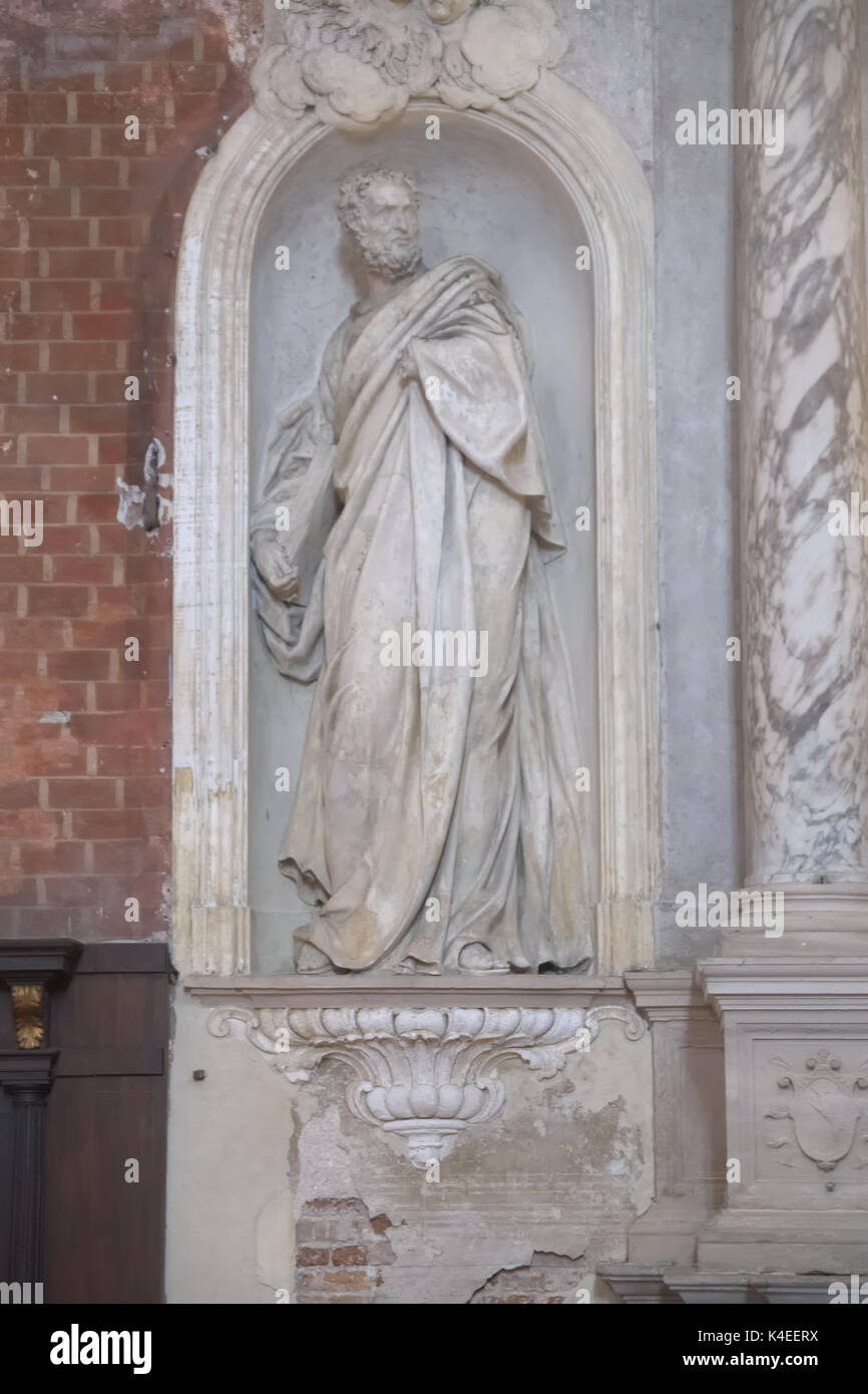 Venezia Veneto Italia. Interno della Basilica di Santa Maria Gloriosa dei Frari, San Pietro statua di Alessandro Vittoria. Foto Stock