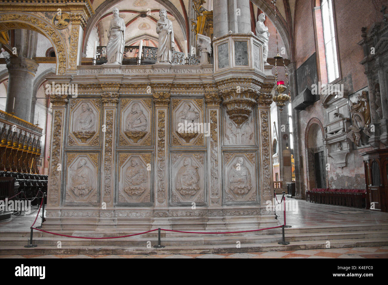 Venezia Veneto Italia. La Basilica di Santa Maria Gloriosa dei Frari, fregi sul coro entrata. Foto Stock