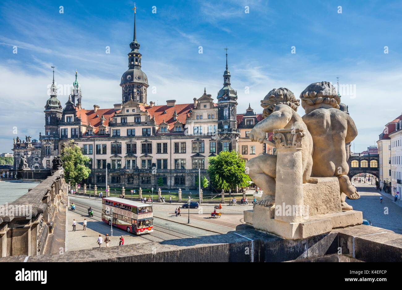 In Germania, in Sassonia, Dresda, Castello di Dresda, la residenza dei Re di Sassonia per quasi 400 anni, vista dalla statua terrazza adornata di Germa Foto Stock