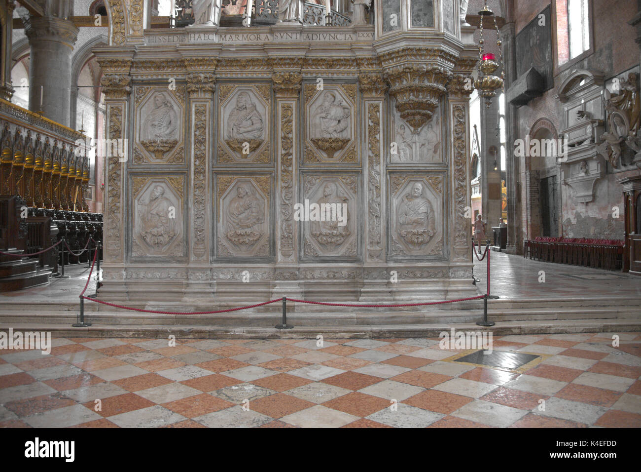 Venezia Veneto Italia. La Basilica di Santa Maria Gloriosa dei Frari, fregi sul coro entrata. Foto Stock
