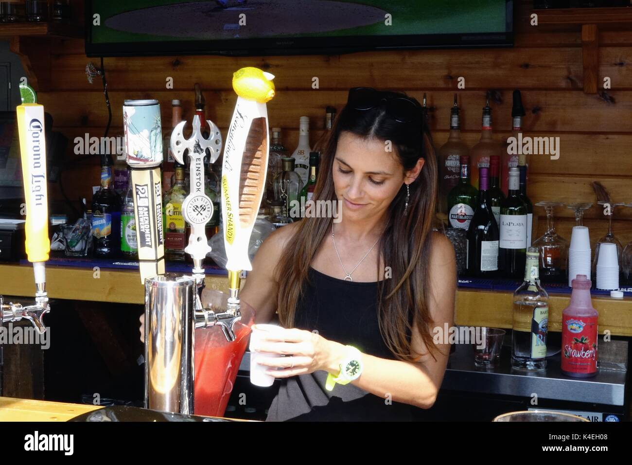 Offerta bar che serve cocktail al 'Jamian's", Red Bank il cibo ed il Vino a Piedi Foto Stock