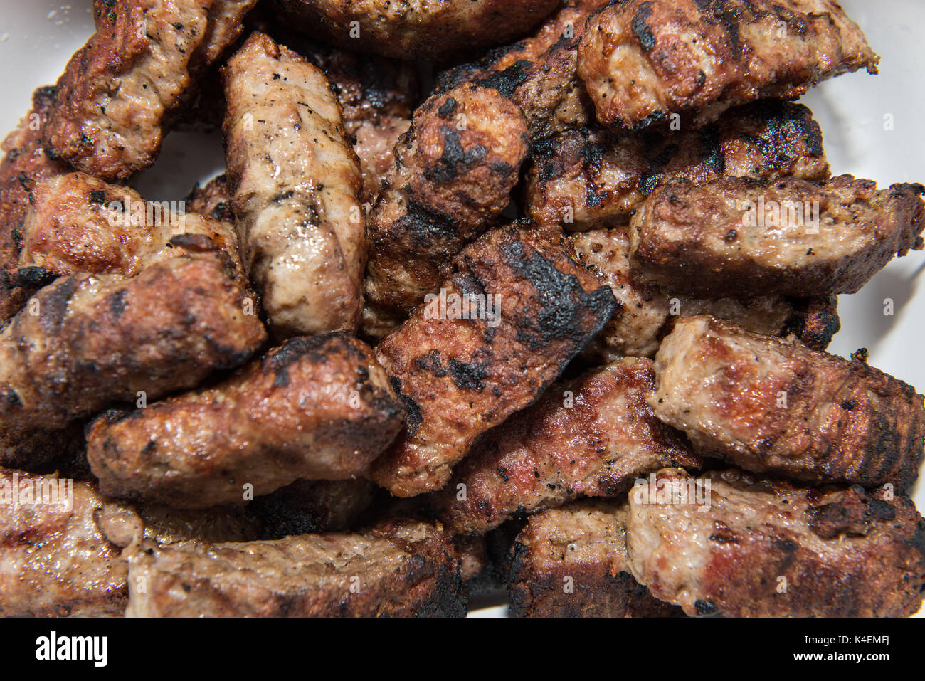 Tradizionale cibo rumeno, grigliate di carne rotoli in bianco ciotola. Foto Stock