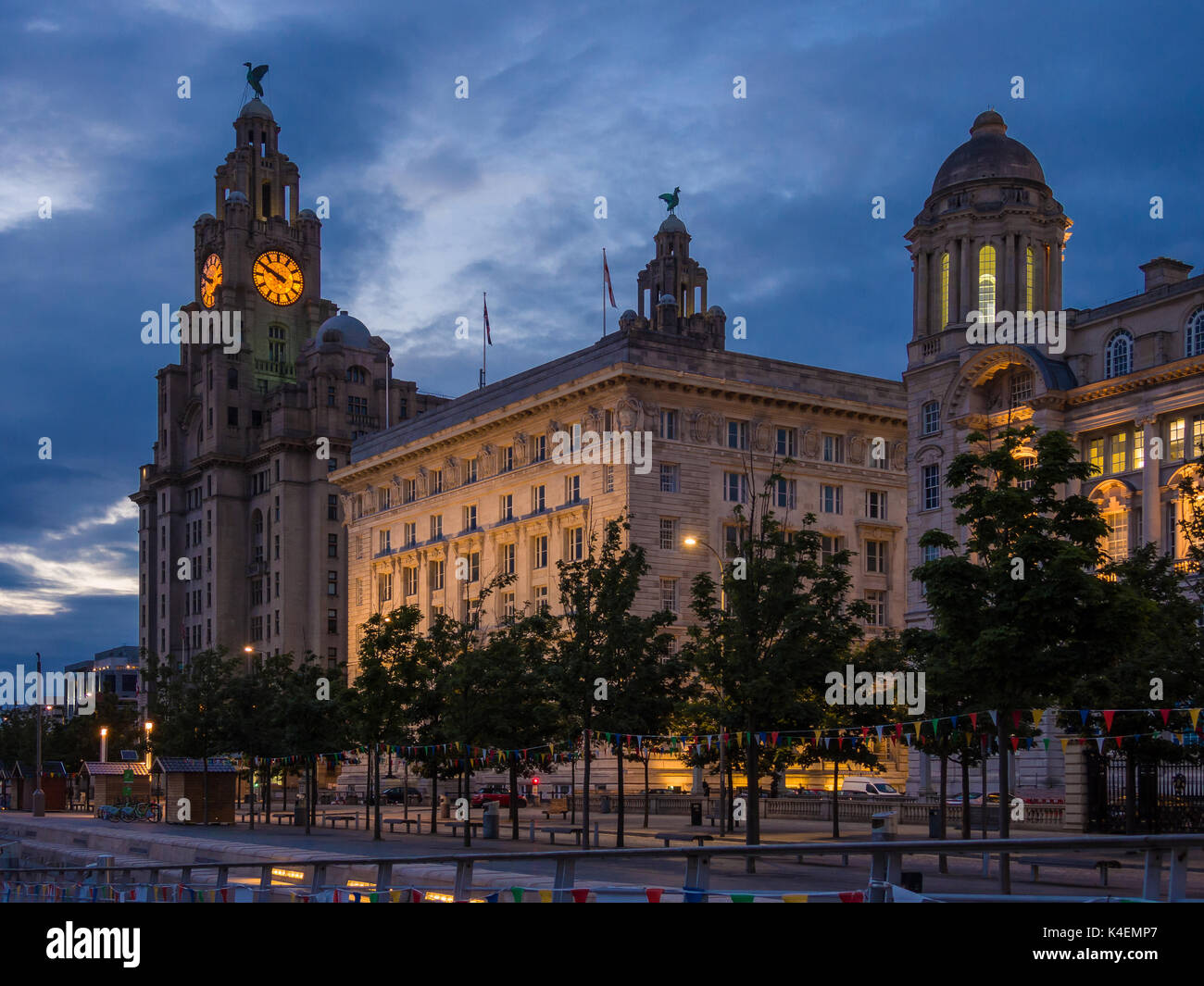 Il Liver Building di notte Foto Stock