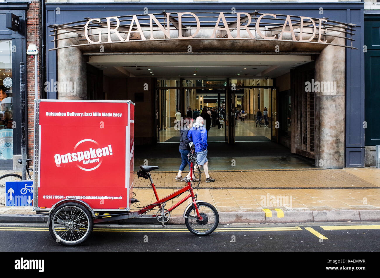 Eco - la consegna di un cargo bike appartenenti al espliciti ultimo miglio società di consegna parcheggiata fuori il Grand Arcade shopping Centre di Cambridge Regno Unito Foto Stock