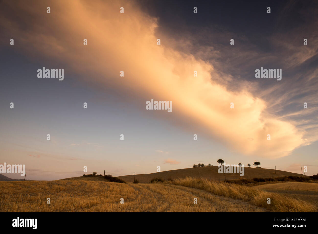 Drammatica nuvole sopra il paesaggio nei pressi di Asciano Toscana Italia Europa UE Foto Stock