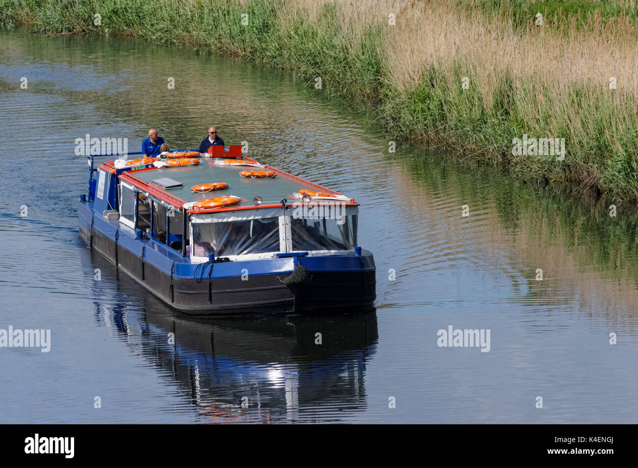Tour in barca sul fiume Lea vicino a Stratford, Londra Inghilterra Regno Unito Foto Stock Tour in barca sul fiume Lea vicino a Stratford, Londra Inghilterra Regno Unito Foto Stock