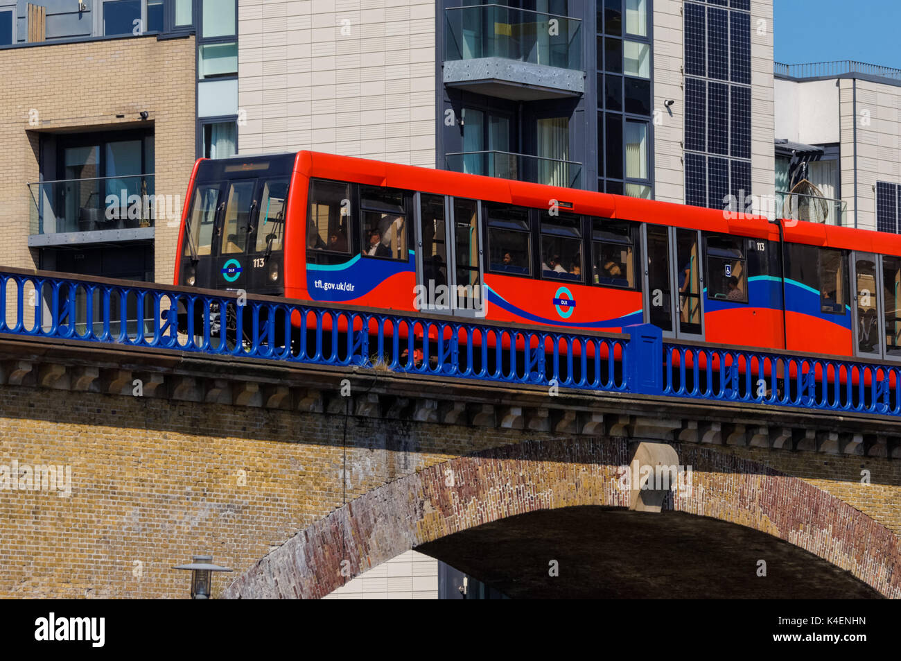 Docklands Light Railway in treno in Londra England Regno Unito Regno Unito Foto Stock
