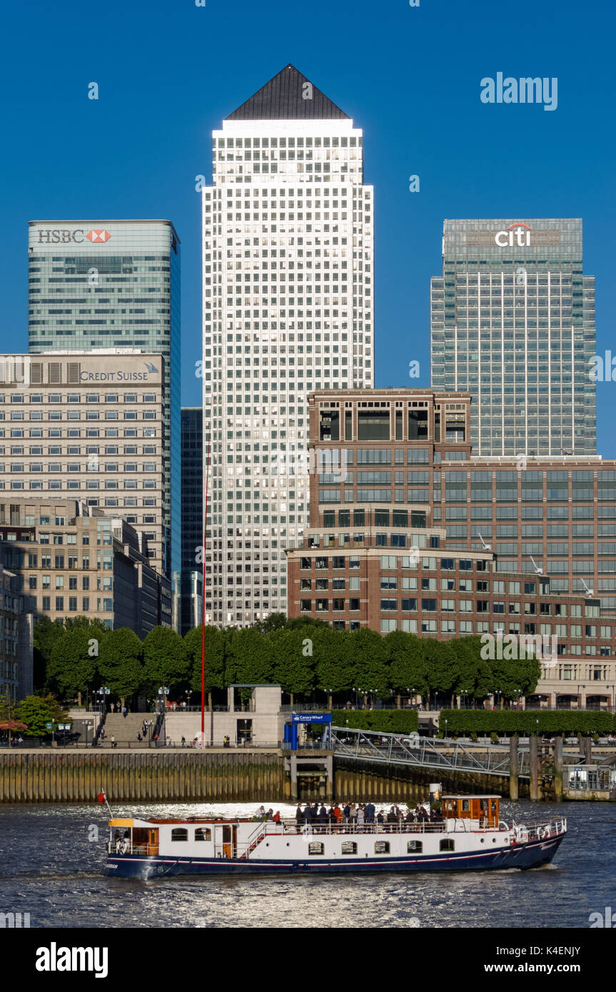 Vista sul Fiume Tamigi verso Canary Wharf il quartiere finanziario di Londra, Inghilterra, Regno Unito, Gran Bretagna Foto Stock