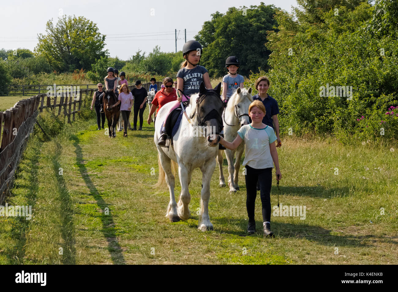 Bambini equitazione a Walthamstow Marshes, Lee Valley Park, Londra Inghilterra Regno Unito Foto Stock