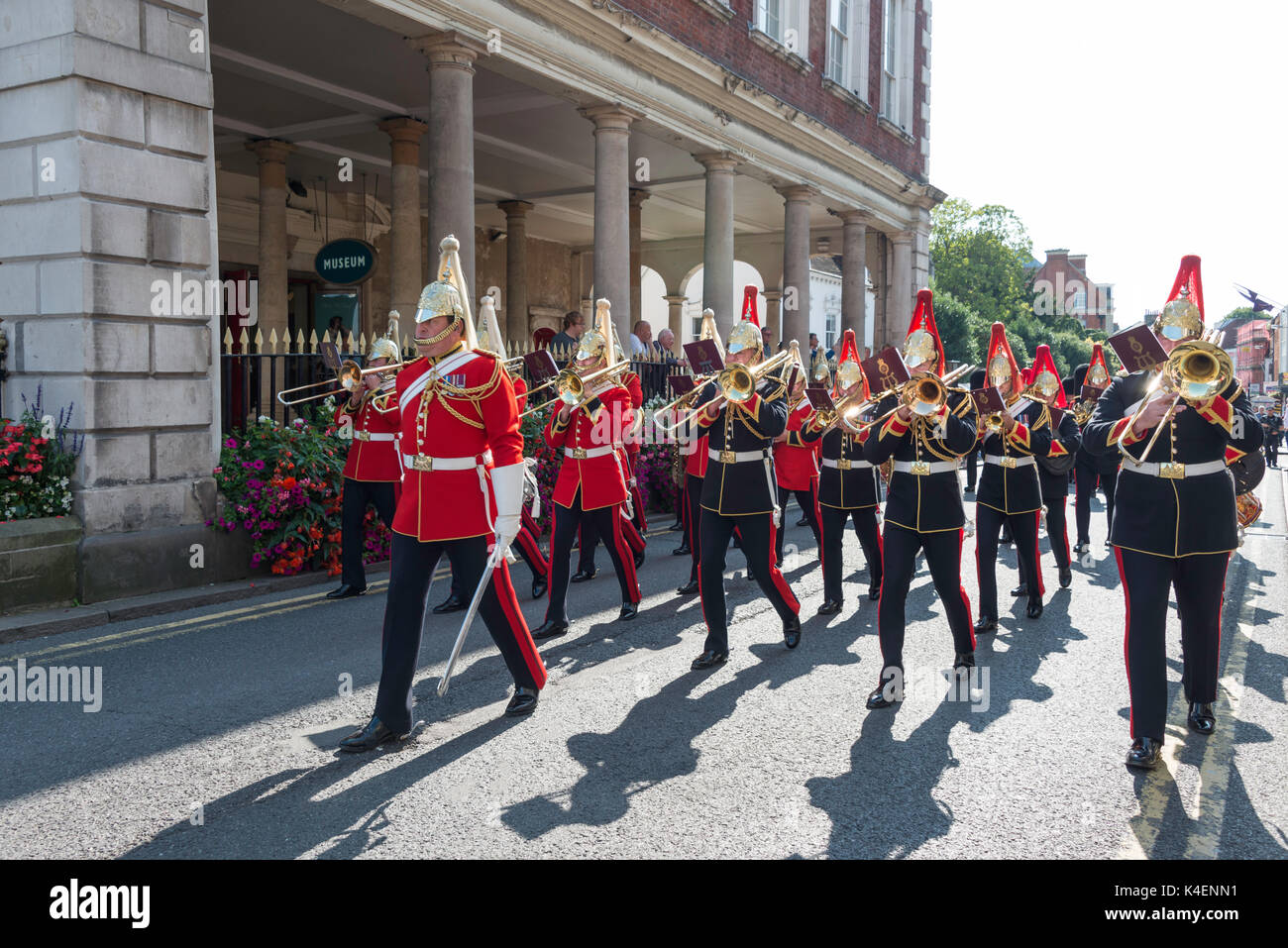 Il cambio della guardia parade, High Street, Windsor, Berkshire, Inghilterra, Regno Unito Foto Stock