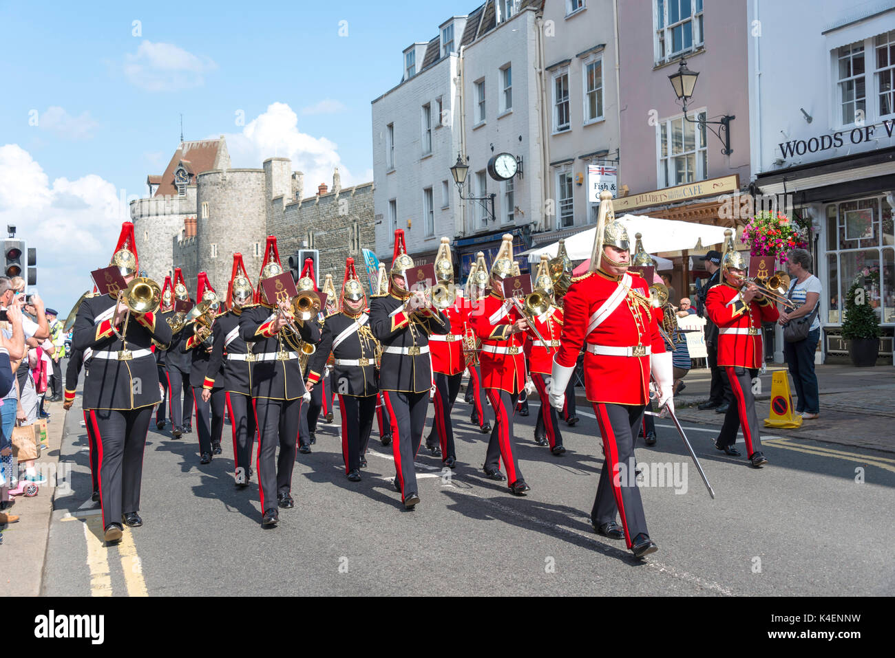Il cambio della guardia parade, High Street, Windsor, Berkshire, Inghilterra, Regno Unito Foto Stock