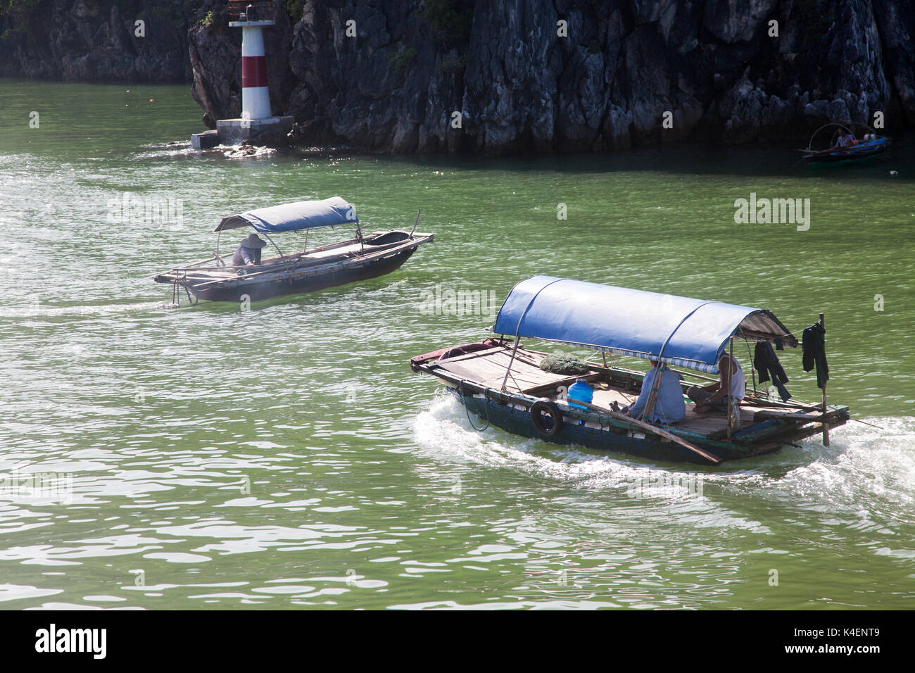 Vietnamita tradizionale di barche e villaggio galleggiante vicino a Cat Ba island, Lan Ha Bay, la parte southestern di Ha Lng Bay, Vietnam Foto Stock