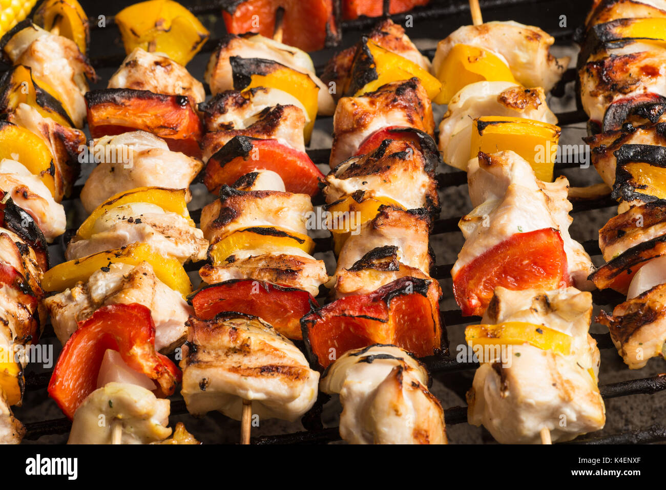 Bar-B-Q o BBQ o alla brace con kebab, cottura griglia a carbone di pollo spiedini di carne con le cipolle e i peperoni. Foto Stock