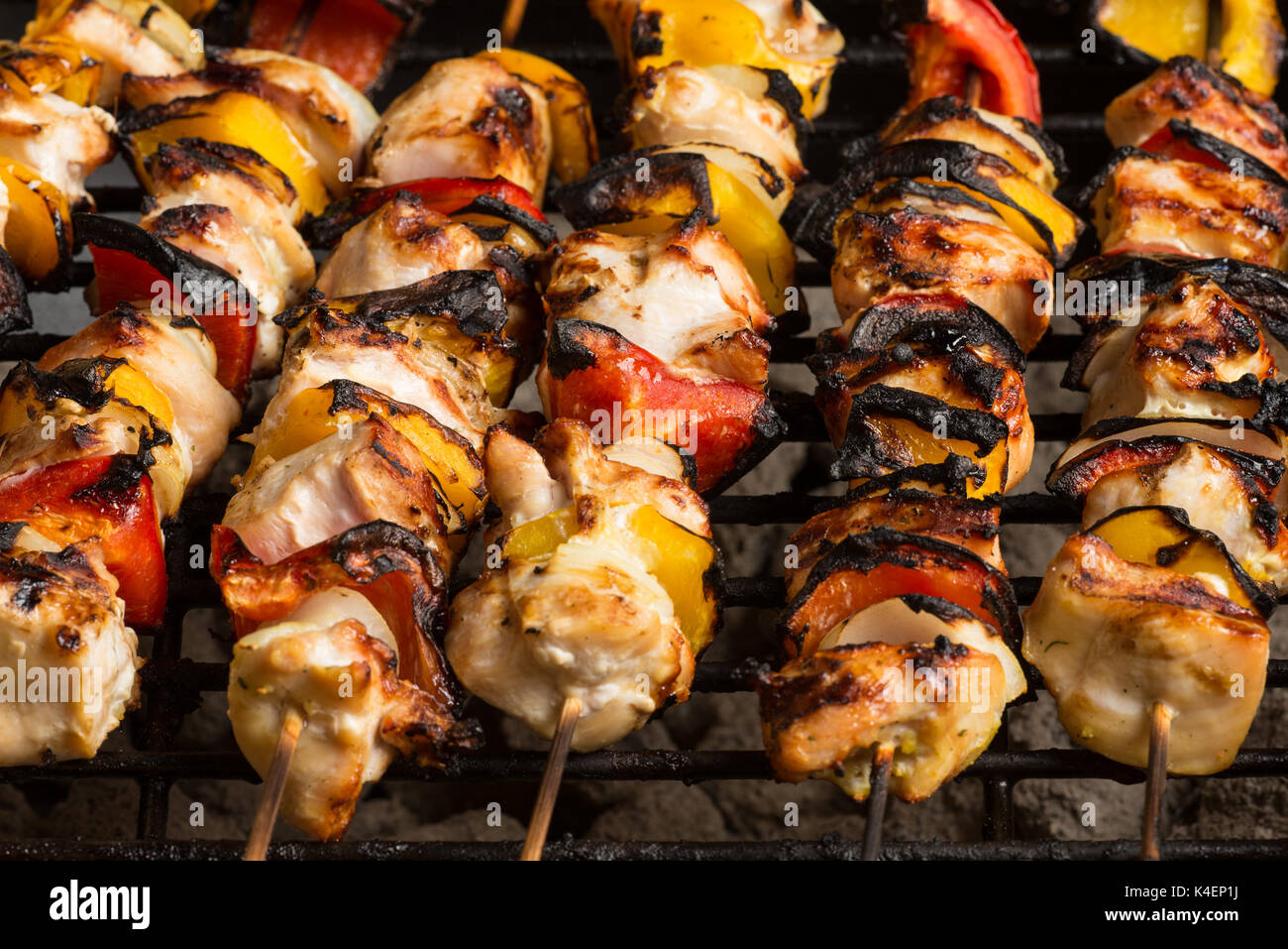 Bar-B-Q o BBQ o alla brace con kebab, cottura griglia a carbone di pollo spiedini di carne con le cipolle e i peperoni. Foto Stock