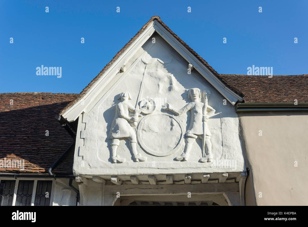 Pargetting sul vecchio Sun Inn, Church Street, Saffron Walden, Essex, Inghilterra, Regno Unito Foto Stock