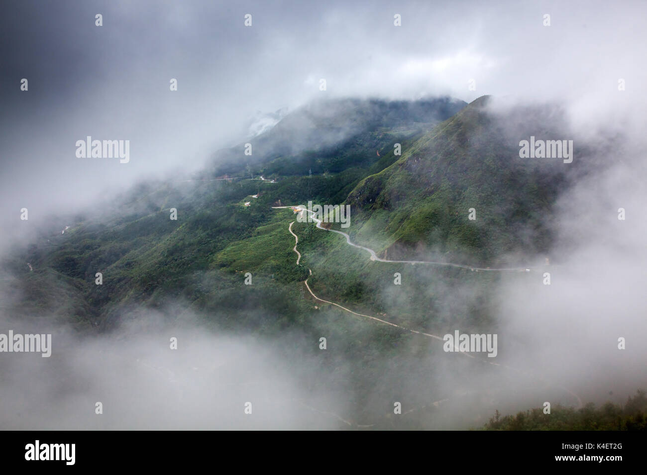 Il tram Ton Pass coperti dalla nebbia, Sapa District, Lao Cai Provincia, a nord-ovest del Vietnam Foto Stock