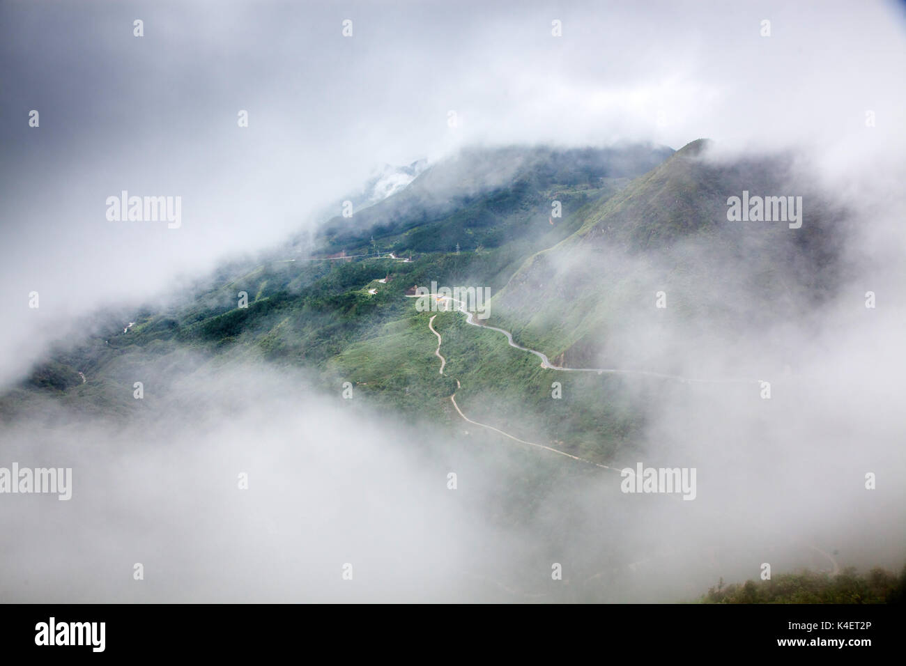 Il tram Ton Pass coperti dalla nebbia, Sapa District, Lao Cai Provincia, a nord-ovest del Vietnam Foto Stock