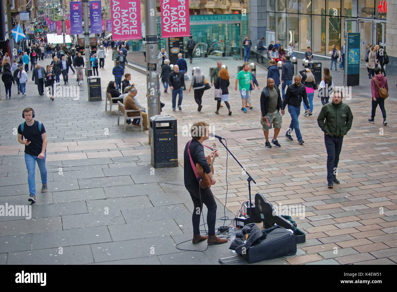 Glasgow street scene musicista busker su Buchanan Street Foto Stock