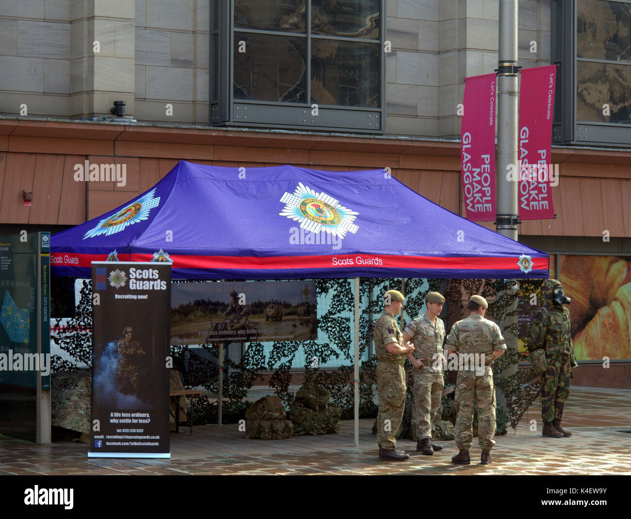 Le guardie scozzesi esercito città di reclutamento stand mobile Foto Stock