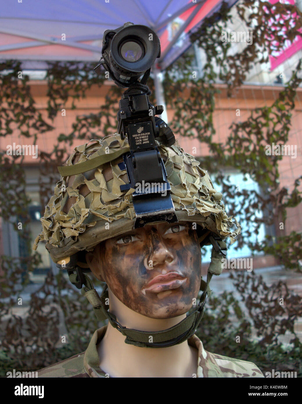 Reclutamento esercito fantoccio con casco cam telecamera street Visualizzare la replica di ruolo di combattimento Foto Stock
