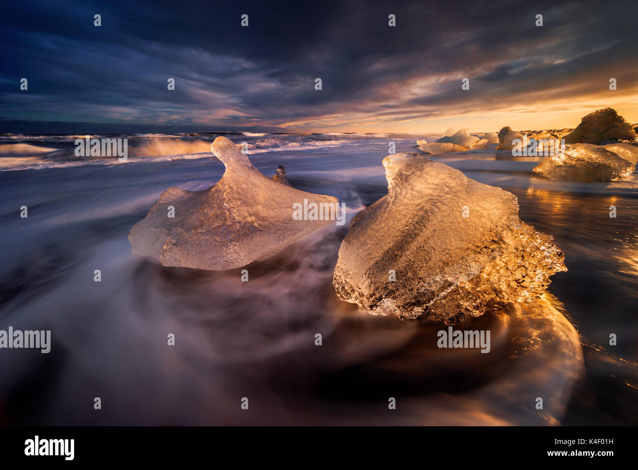 Due iceberg sulla Jokulsarlon spiaggia nera, Islanda Foto Stock