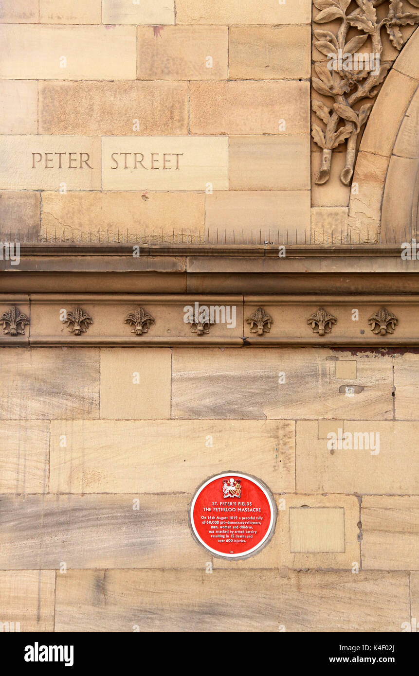 Massacro di Peterloo placca rossa sul libero commercio edificio Hall di Manchester che è ora il Radisson Hotel Foto Stock