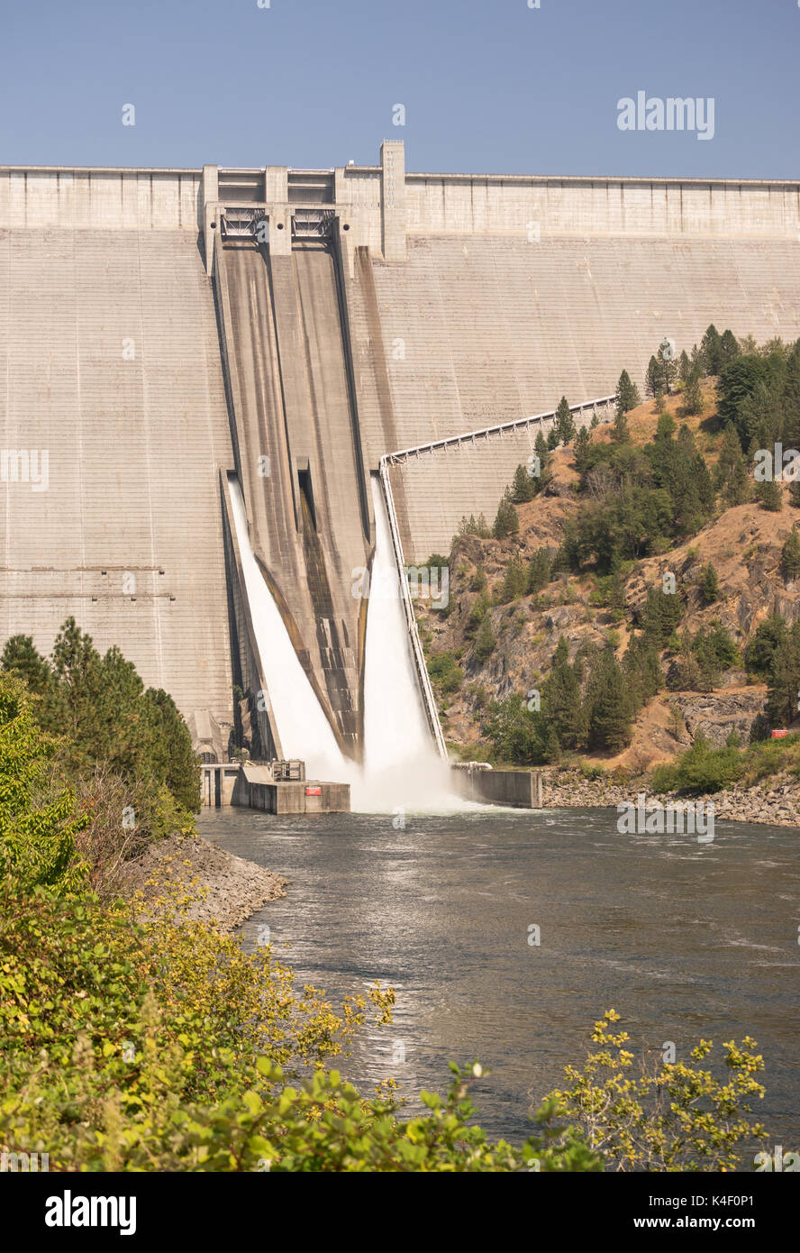 Lo sfioratore scarichi acqua dalla diga in giù in Clearwater River in Idaho Foto Stock