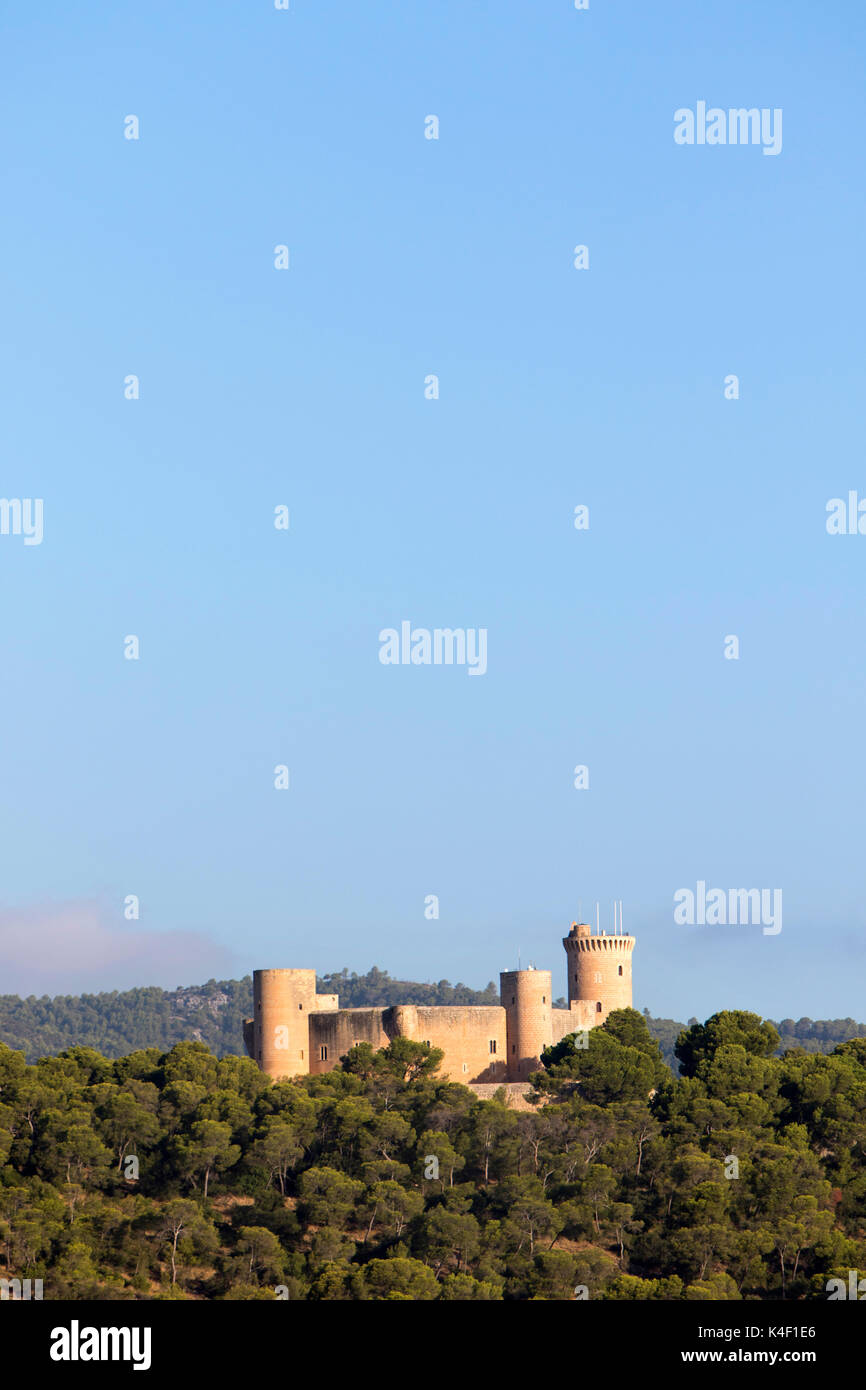 Il castello di Bellver visto dalla baia di Palma de Mallorca nelle Isole Baleari in Spagna sulla costa sud di Maiorca in estate Foto Stock