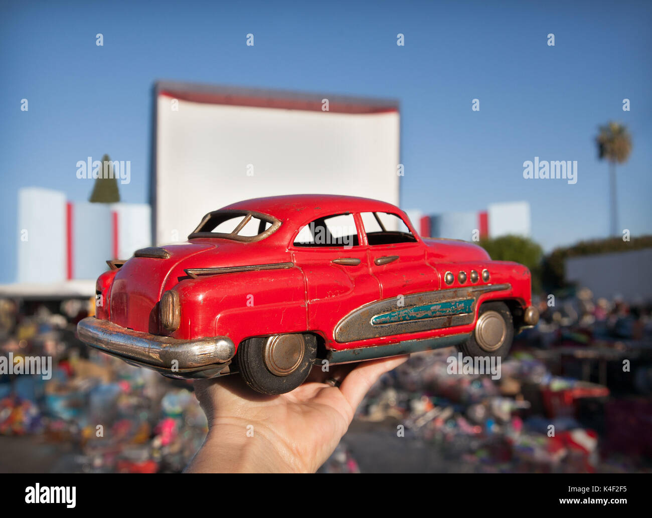 Questo grande metallo auto d'epoca è stato trovato durante la caccia al tesoro a roadium (vecchia unità in teatro) outdoor del mercato aereo noto anche come un mercato delle pulci Foto Stock Questo grande metallo auto d'epoca è stato trovato durante la caccia al tesoro a roadium (vecchia unità in teatro) outdoor del mercato aereo noto anche come un mercato delle pulci Foto Stock